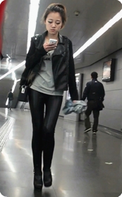 黑色紧身皮裤的美女