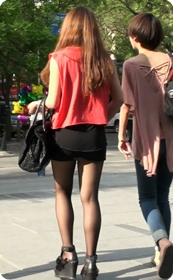 黑丝美女不断的在往下拉她的黑色包臀