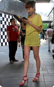 黄色超短裙的骚货长的不咋地,腿还凑合