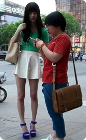 绝美气质MM的裙子真短