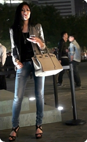 蓝色紧身包臀牛仔美女