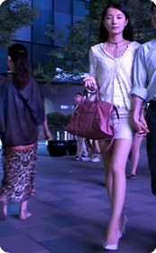 短裙包臀的白色尖头高跟少妇