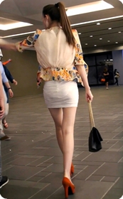 白色包臀红色高跟的少妇嫁给了老头子,还成了辣妈