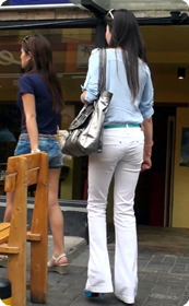 白色紧身牛仔裤的搔货屁股太性感