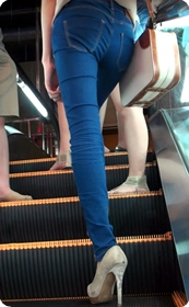 超高跟的蓝色紧身牛仔美女