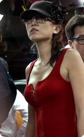 低胸爆乳的搔货被男友当众拉开衣服