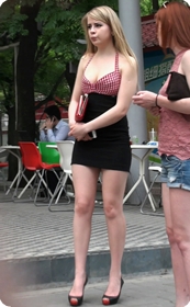 低胸黑色包臀的外国MM