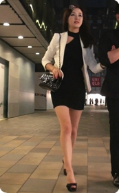 黑色包臀的白腿少妇