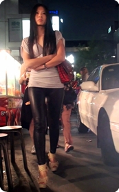 黑色紧身皮裤的高跟美女