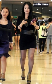 黑丝超高细跟的少妇