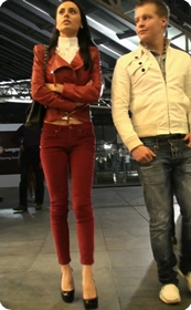 红色紧身牛仔超跟的外国MM身材真是极品