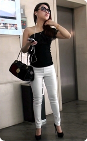 极品身材MM穿着白色紧身牛仔加黑色高跟鞋真TMD性感啊