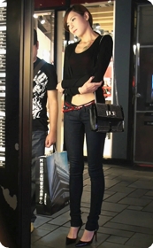 尖头高跟,露脐,紧牛美腿的极品美女