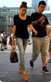 蓝色紧身牛仔大长腿的少妇