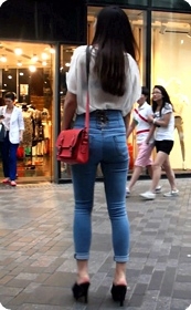 蓝色紧身牛仔的高跟MM的大屁股真是诱人啊