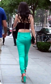 绿色紧身牛仔的丰满暴露搔货