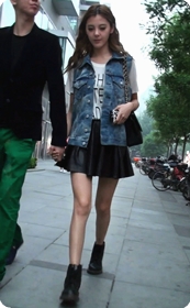 模特就是模特,穿着平底鞋腿还这么美