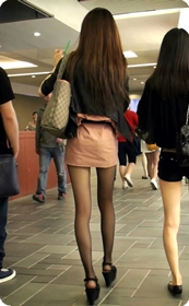 细长美腿的黑丝MM裙子太短了