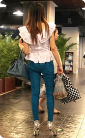 银色超高跟的紧身裤MM身材真没得说吧