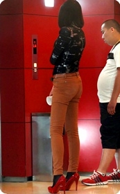 这搔货身材这么火辣–紧身牛仔加低胸爆乳啊,还让外国丑男 …