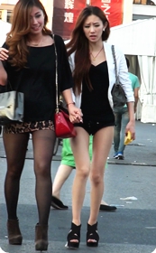 街拍黑丝少妇,豹纹紧身短裙美女