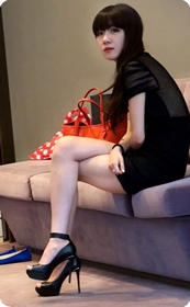 长发披肩短裙美女一枚,长腿细腰性感翘臀