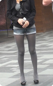 老外身边的丝袜牛仔热裤少妇