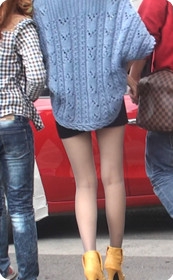 街拍极品短裙丝袜美女