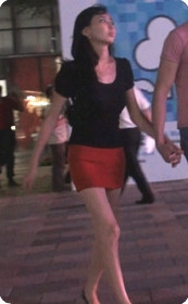 美女爱穿紧身包臀短裙