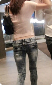 牛仔紧身露个小蛮腰,能不心动吗