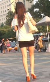 寂寞清纯美女,短裙紧身包臀