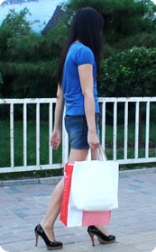 牛仔短裙,极度高跟