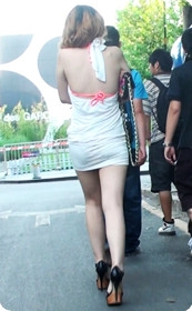 多角度街拍狐狸一样的紧身漏背美女