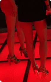 夜店门口的长腿短裙美女