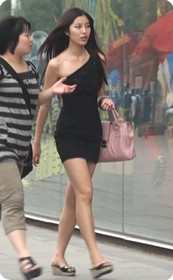 水蛇腰的短裙美女