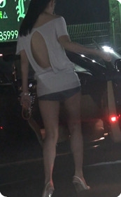 强悍的超短热裤超紧包臀美女,被开宾利超跑的老男人接走