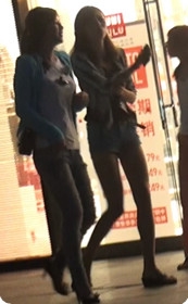 街拍牛仔热裤气质美女