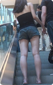 牛仔热裤极品美女,当街被老外男友揩油