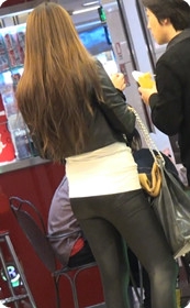 穿皮裤的美女当街被人搂住