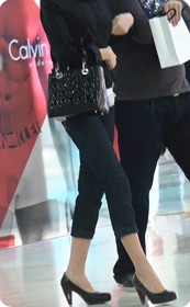 街拍爱穿高跟紧身牛仔的人妻