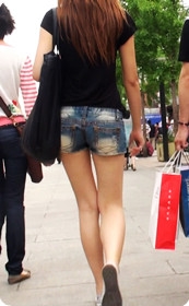 牛仔热裤辣妹子