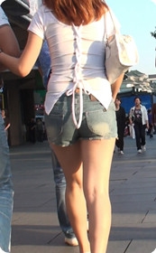 牛仔热裤,白白嫩嫩的美腿