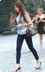 街拍穿紧身牛仔的美女少妇