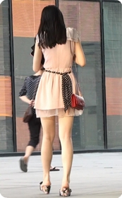 薄纱连衣裙,大腿很白很性感