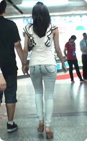 紧身牛仔,凸显翘臀