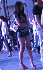 牛仔热裤紧身包臀,豹纹上衣凸显身材