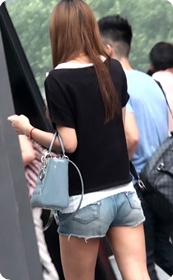 牛仔热裤美女,身材非常好