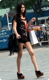 美女好像没有穿裤子就上街了