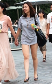 现在的美女,都爱造成没有穿裤子的假象