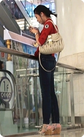 紧身牛仔包臀,公共场所搞暧昧